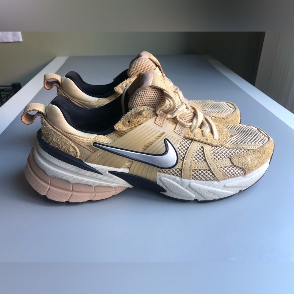 Nike V2K Run Women's Sesame/Light Orewood Brown FN6703-200 Size: US 10 EUR 42